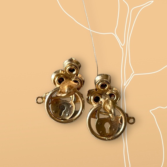 Vintage Screw Back Lock and Key designed Red Rhinestone Earrings - Picture 4 of 6